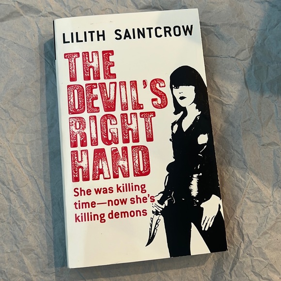 ⭐️5 for $15⭐️The Devil’s Right Hand by Lilith Saintcrow | Book - Picture 1 of 2